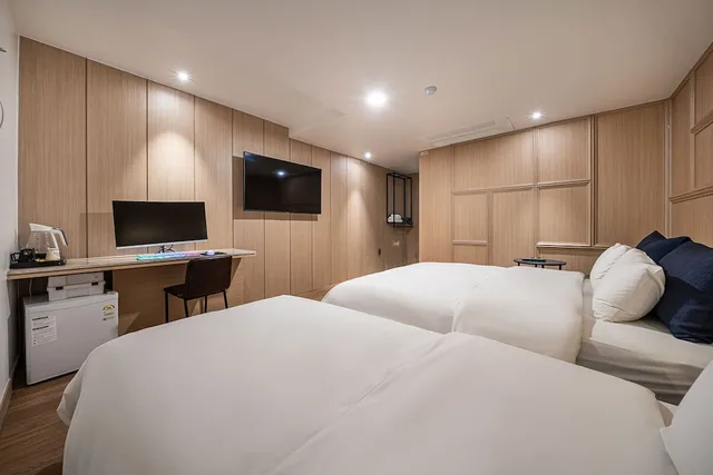 غرفة بريميوم بسرير مزدوج وسرير فردي، Stay Month Hotel 3/6