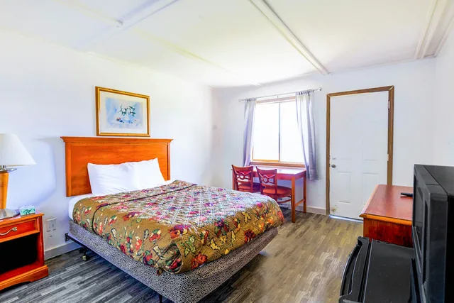 غرفة بسرير كوين، Country Hearth Inn and Suites By OYO Sturgis 1/7