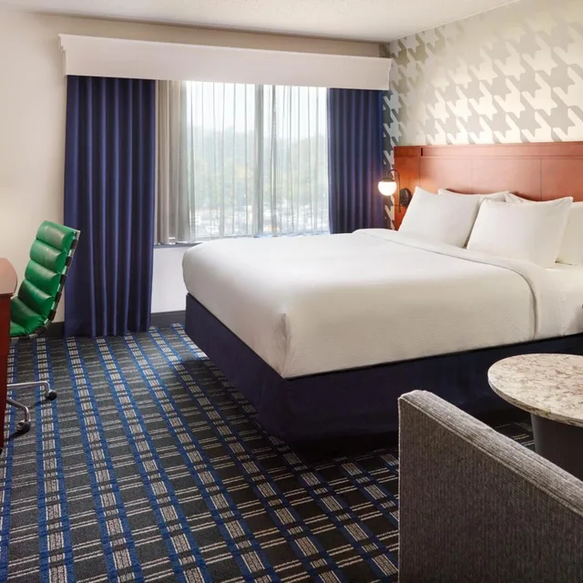 Guest Room, King Bed, Sofa, Allergy Friendly، Courtyard Arlington Crystal City/Reagan National Airport 1/6