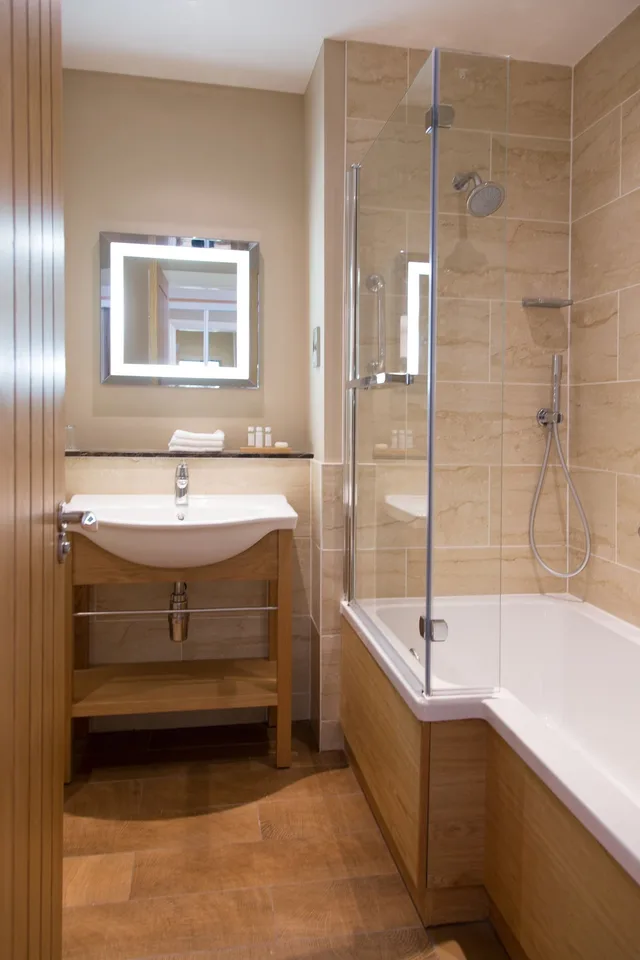 Guest Room, King Bed, Estate View, Carden Park 4/5