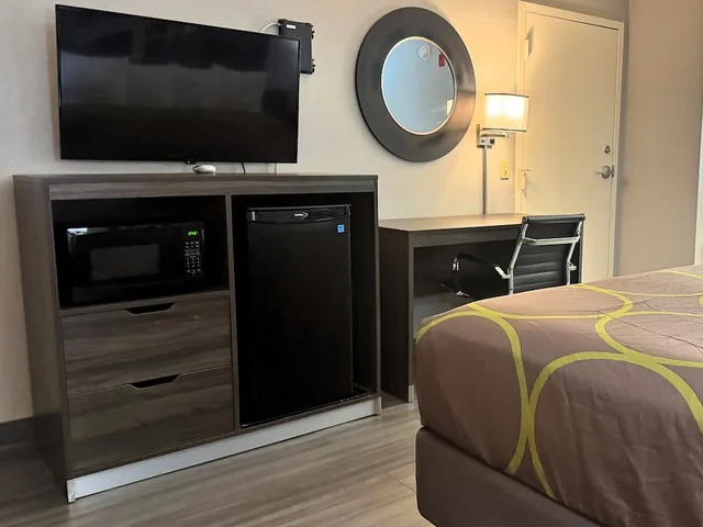 غرفة قياسية بسرير كينج للمدخنين، Super 8 by Wyndham Diberville Biloxi Area 8/10