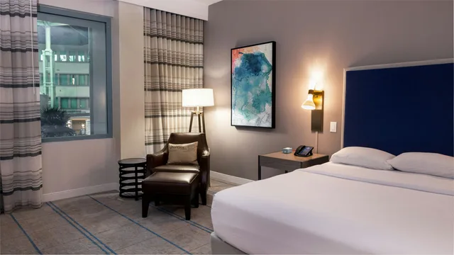 غرفة ديلوكس بسرير كينج، Hilton Austin Airport 3/7