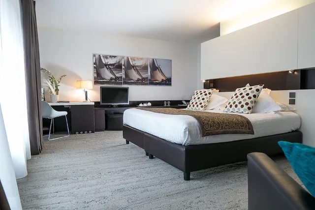 Deluxe, King Bed, Street View, Terrace، Royal Antibes - Luxury Hotel, Residence, Beach & SPA 2/4