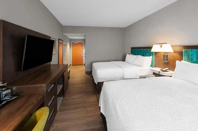 Room, King Bed, 2 Queen Beds, Hampton Inn Nanuet 3/6