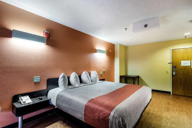 غرفة بسرير كوين، Motel6 Libertyville, IL 2/10