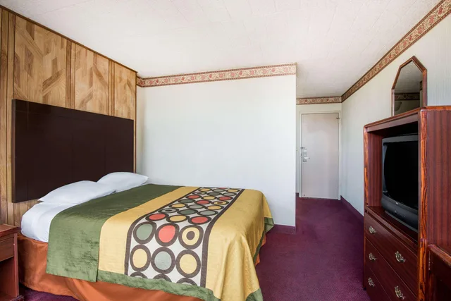 غرفة بسرير كوين للمدخنين، Econo Lodge Erie near Casino, PA 1/3