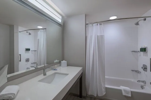 استوديو بسريرين كوين مع أريكة لذوي الإعاقة، Courtyard St. Louis Brentwood 2/3