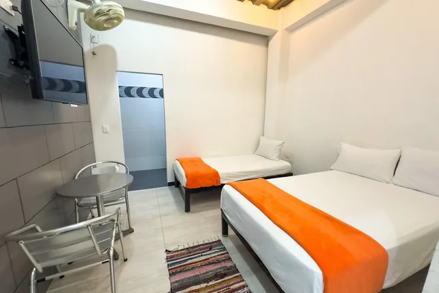 غرفة ثلاثية بسرير مزدوج وسرير فردي، Hotel Family House Rodadero 1/3