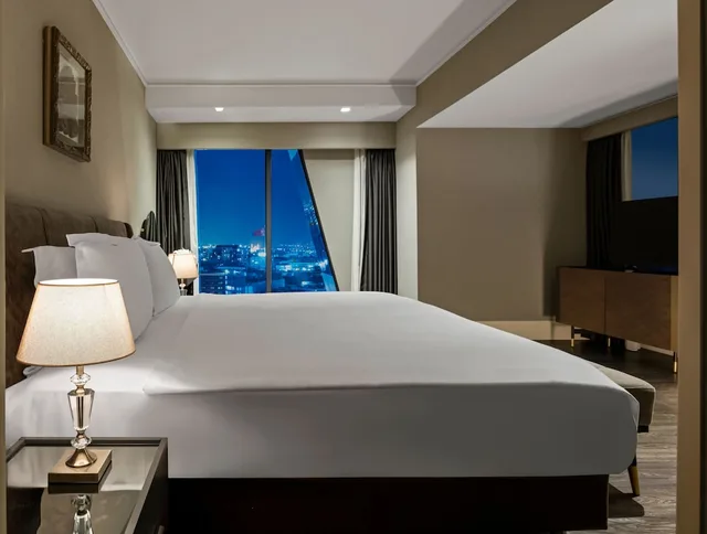 جناح رئاسي بسريرين كينج، Windsor Hotel & Convention Centre Istanbul 3/6