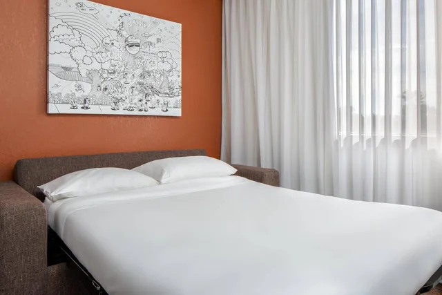 غرفة بسرير كينج مع أريكة، Renaissance Indianapolis North Hotel 3/9