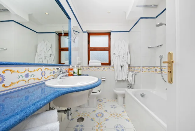 غرفة قياسية بسرير مزدوج بإطلالة على الحديقة بشرفة، Hotel Syrene Capri 6/6