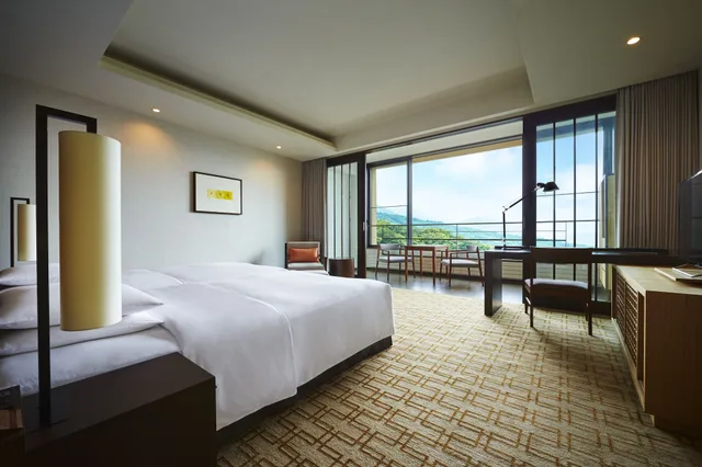 غرفة بسريرين منفصلين بإطلالة على الجبل، Hyatt Regency Hakone Resort and Spa 1/6