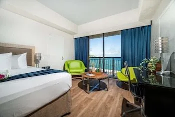غرفة سوبيريور بسرير كينج بإطلالة على البحر، Windward Passage Hotel USVI 1/2