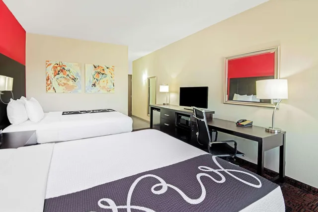 غرفة بسريرين كوين بإطلالة على المسبح، La Quinta Inn & Suites by Wyndham Elk City 1/1
