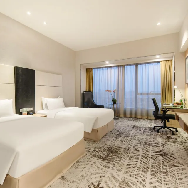 غرفة بريميوم بسريرين منفصلين بحوض استحمام مع دخول الصالة، Holiday Inn Shanghai Hongqiao West An Ihg Hotel 2/5