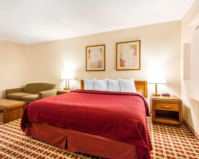 جناح بسرير كينج بغرفة نوم واحدة بحوض جاكوزي، Quality Inn Suites Marion 1/5