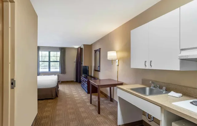 Room, King Bed, Suburban Studios Exton - Philadelphia Great Valley 3/3