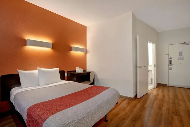 1 Queen Bed ADA/RI Shower، Motel6 Gilroy, CA 2/10