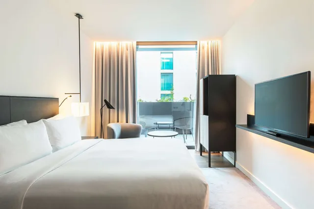 غرفة ديلوكس بسرير كينج بشرفة، Hilton Lake Como 4/8