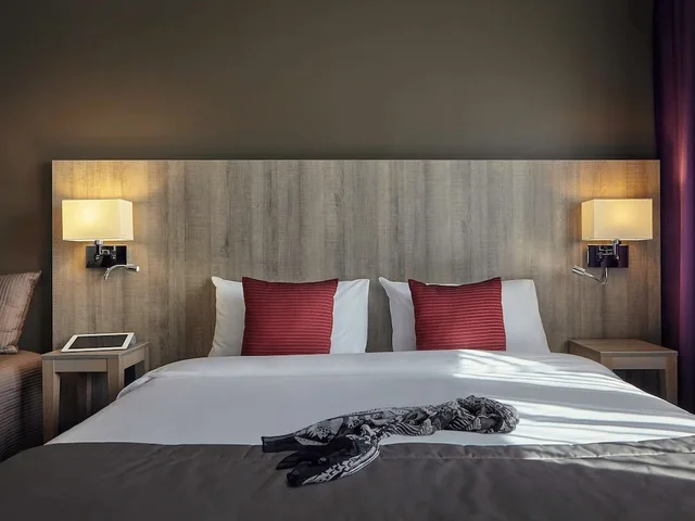 غرفة كلاسيكية بسرير مزدوج وسرير فردي، Mercure Versailles Paris Ouest 1/10