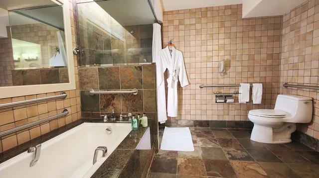 غرفة سوبيريور بسرير كينج لذوي الإعاقة، Quail Lodge Resort Golf Club 4/5