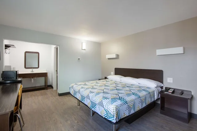 Deluxe, King Bed, Motel6 Show Low, AZ 4/10