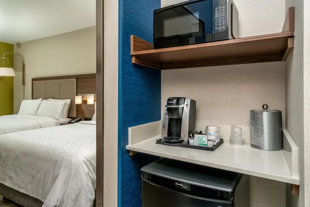 غرفة بسرير كينج وسريرين كوين لذوي الإعاقة، Holiday Inn Express And Suites Brandon 8/10