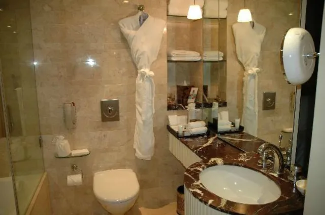 غرفة ديلوكس بسرير كينج، The Leela Mumbai - Resort Style Business Hotel 3/3