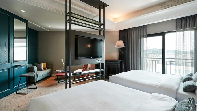 Deluxe, 2 Double Beds, Pool Access, Corner، The Suites Hotel Jeju 4/5