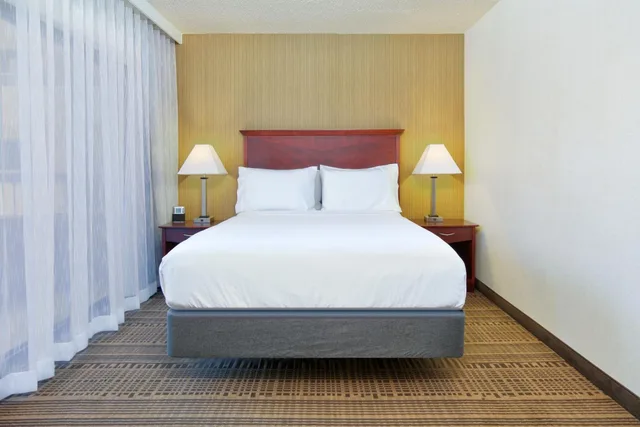 جناح، Holiday Inn Hotel And Suites 3/6