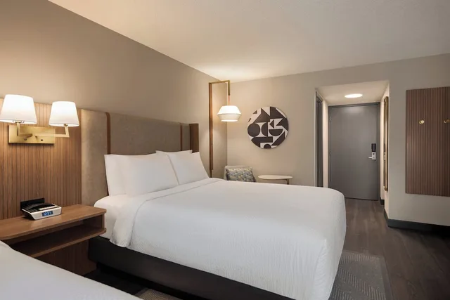 غرفة قياسية بسريرين كوين بشرفة، HOLIDAY INN HOTEL AND SUITES VANCOUVER DOWNTOWN 4/9