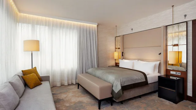 غرفة بريميوم بسرير مزدوج بإطلالة على المدينة، InterContinental Berlin, an IHG Hotel 1/2