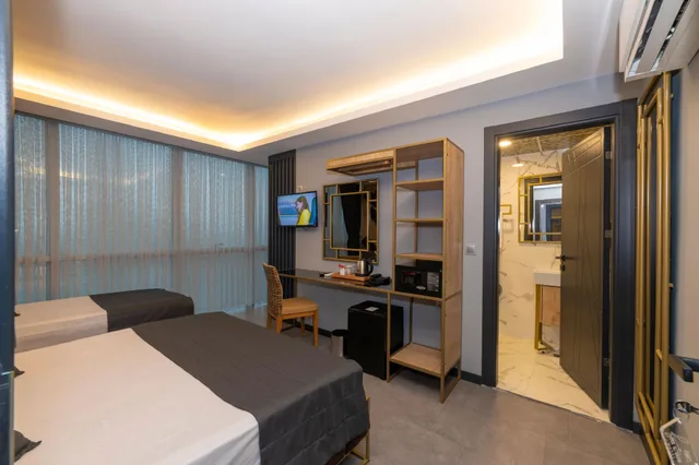 غرفة ديلوكس ثلاثية بسرير كوين، Fly And Stay Airport Hotel 2/2