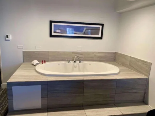 Suite, King Bed, Pool Side, Jetted Tub، Best Western Denver East 8/8
