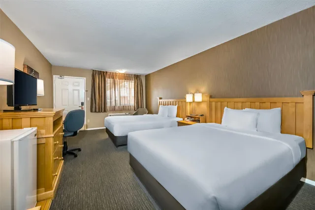 غرفة بسريرين كوين، Econo Lodge Inn & Suites North Vancouver 3/7
