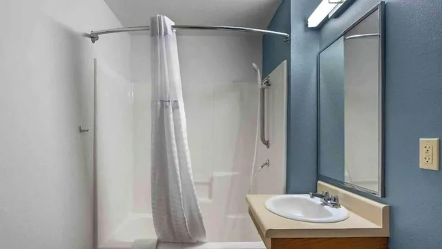 1 Full Bed Mobility Access Tub Nsmk Suite، Studio 6 Extended stay Bossier City, LA - Shreveport 9/10