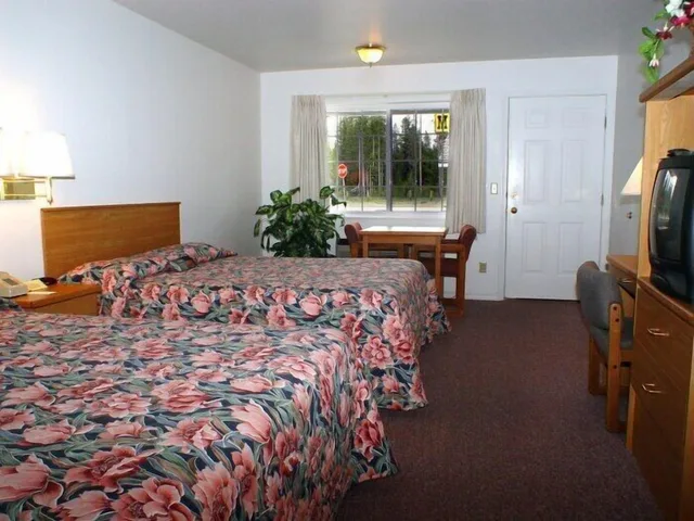 Deluxe, 2 Queen Beds, Dude &amp; Roundup 2/3