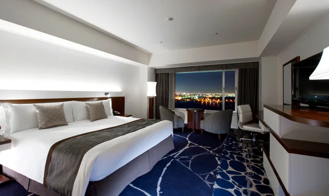 غرفة بريميوم بسرير كينج بإطلالة على المرفأ في طابق مرتفع، InterContinental Yokohama Grand 1/3