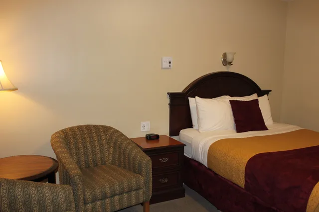 Room, Queen Bed, Knights Inn Owen Sound 6/9