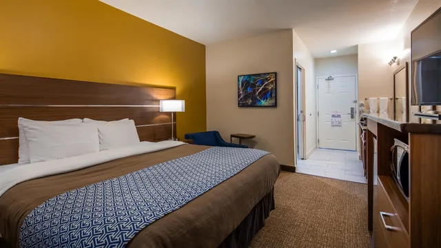 غرفة قياسية بسرير كينج مع أريكة، Best Western Paradise Hotel 1/6