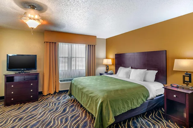 جناح بزنس، Quality Suites Addison-Dallas 2/2