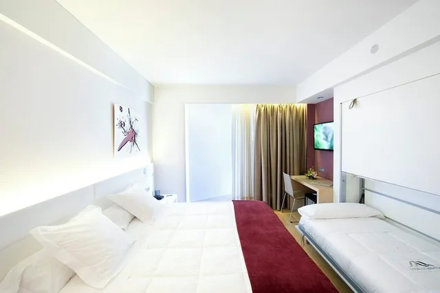 Room, Triple, 1 Single and 2 Double Beds، Hotel Sercotel Ciudad de Miranda 1/4