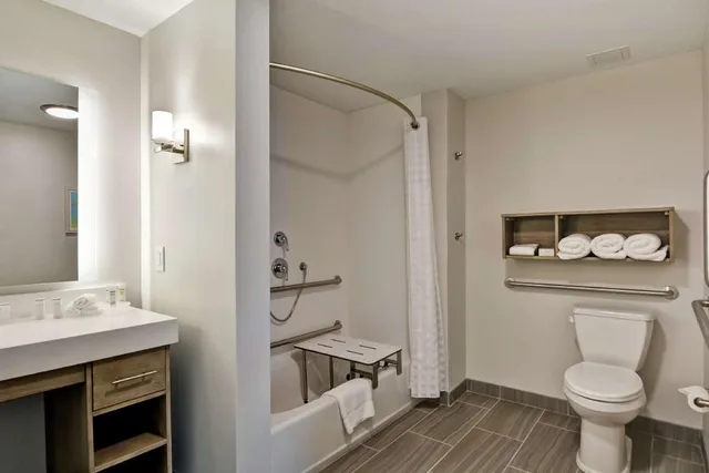 جناح استوديو بسرير كينج مع أريكة لذوي الإعاقة، Homewood Suites by Hilton Hadley Amherst 3/4