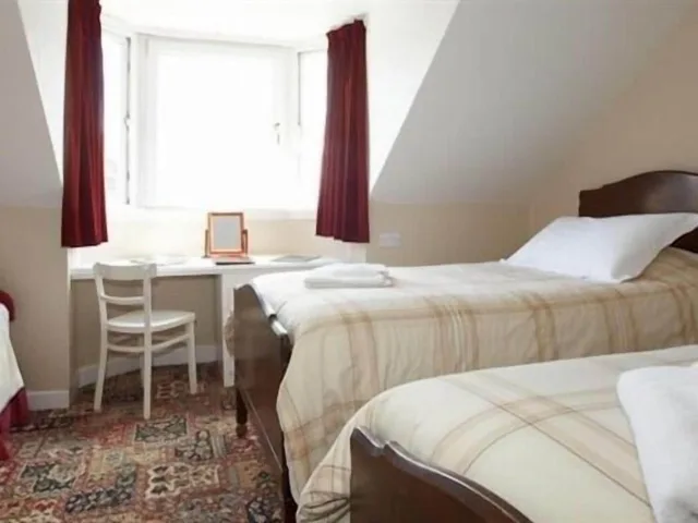 غرفة ثلاثية بسرير مزدوج وسرير فردي، Norcroft Guest House 1/1