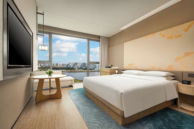 غرفة قياسية بسرير كينج، HUALUXE Resort Beihai Silver Beach by IHG 1/2