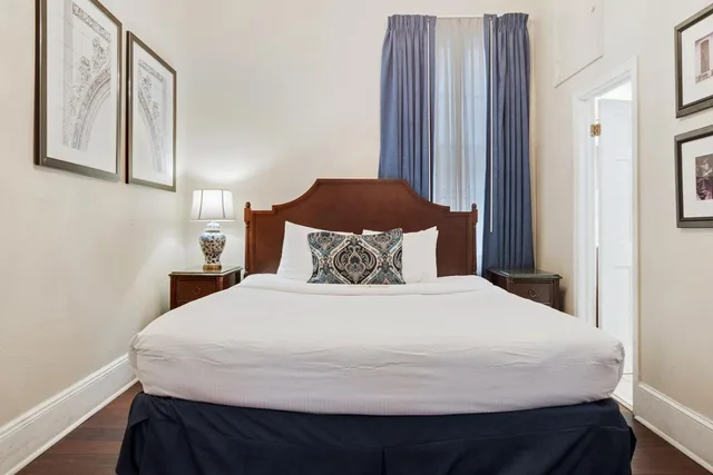 Petite, Queen Bed، Andrew Jackson Hotel 2/5