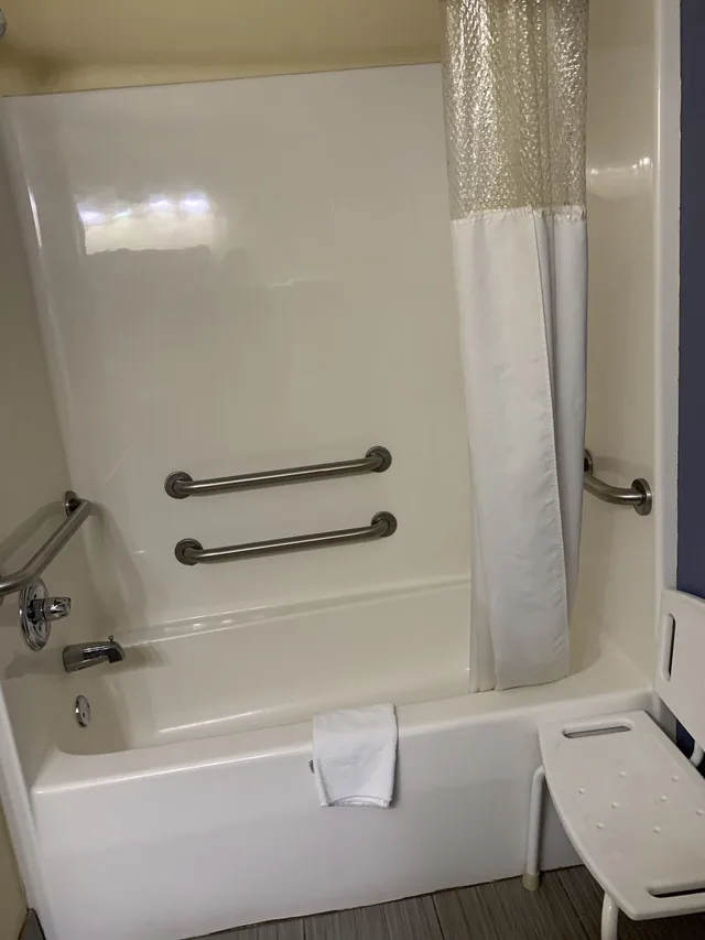 غرفة بسرير كينج لذوي الإعاقة، Days Inn & Suites by Wyndham Prattville-Montgomery 9/10
