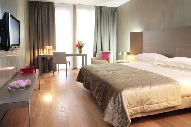 غرفة غراند ديلوكس بسرير كينج، Rosa Grand Milano Starhotels Collezione 1/9