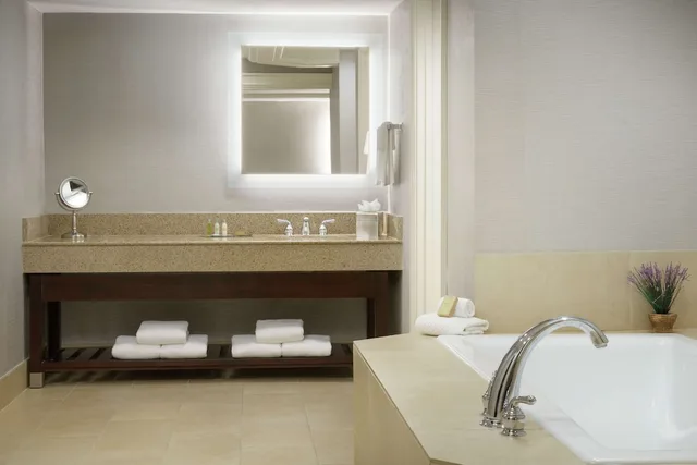 جناح رئاسي بسرير كينج بحوض استحمام، Doubletree Hotel Colorado Springs - World Arena Co 2/3