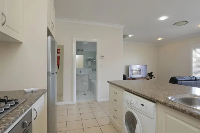 شقة بسرير كينج بغرفة نوم واحدة بمطبخ، Cadman Motor Inn Tamworth 3/3